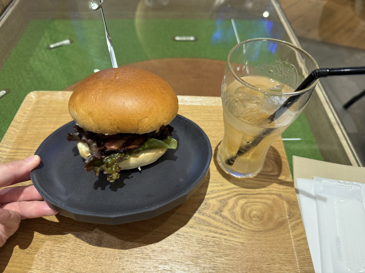 moo_t's tweet photo. 新千歳空港のFIGHTERS DINING ROSTERでハンバーガー頼んだら好きな番号聞かれなかったし自分も言うの忘れてた
悲しみ🥺
いつもつけるのに・・・しょんぼり https://t.co/iCmAnrg7lN