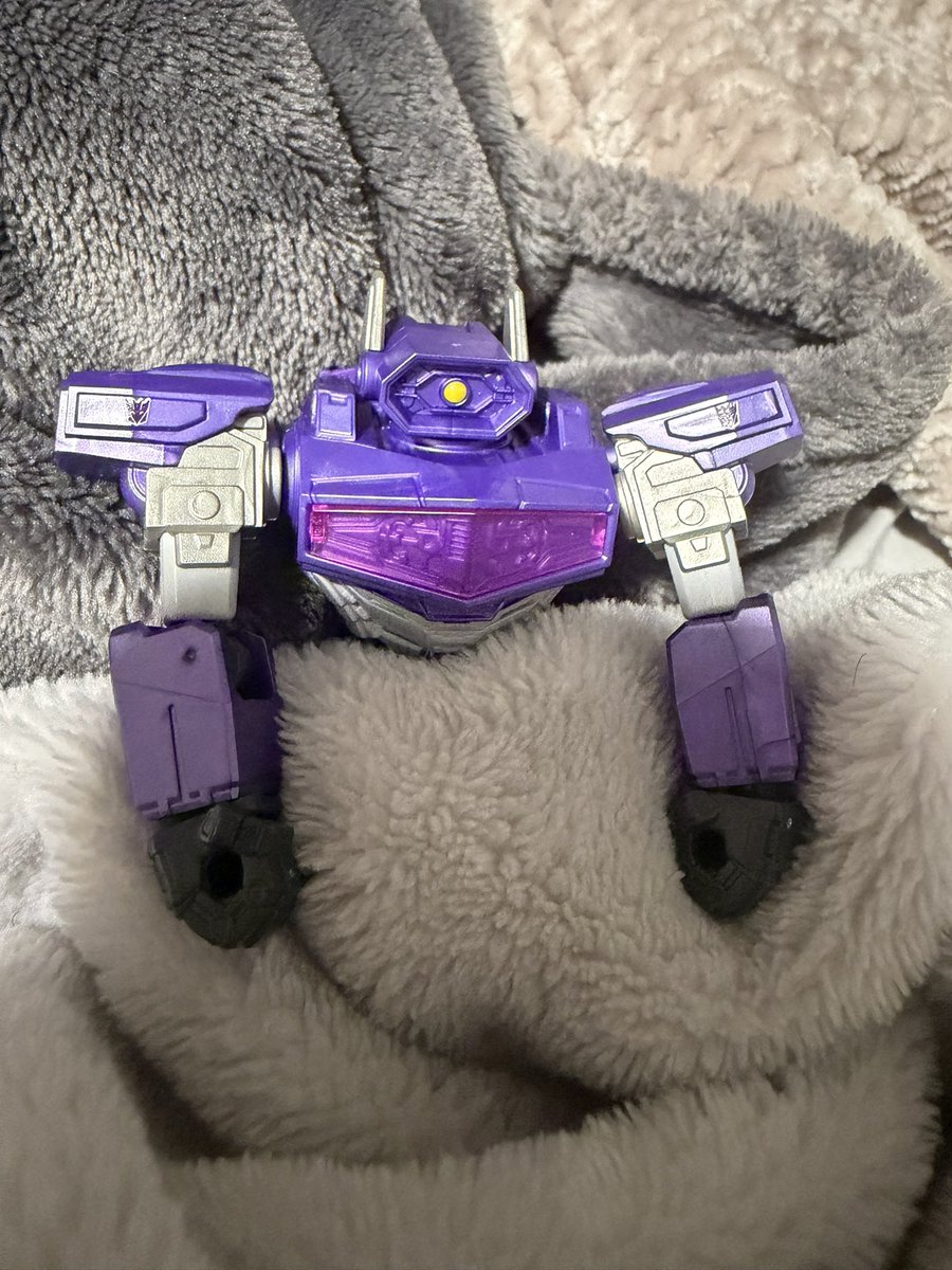 kokorafeesh's tweet photo. He is cozy in bed after a long day of work!

(Fighting Autobots…) https://t.co/03gWAwiCqB