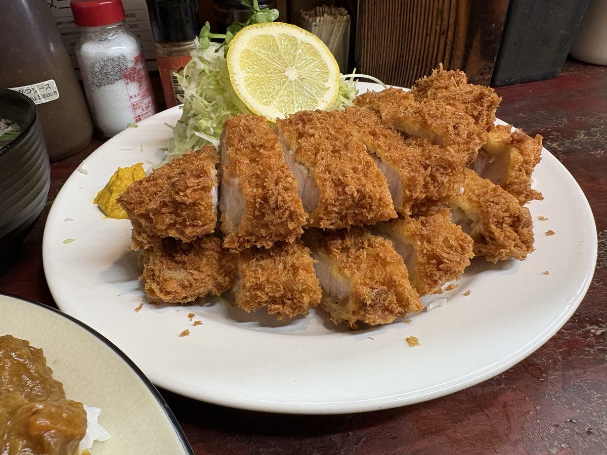 menmashioh's tweet photo. #とんかつ赤城
うすカツカレー大盛

相模原の名店が9月27日で閉店とのことで伺って来ました。うすカツは相変わらず厚く、ソースと醤油でいただきました😊カツと別皿で提供されたカレーは以前より多く感じられ、ギリギリで完食しました😅美味しかったです😆ご馳走様でした🙏 https://t.co/lNFM7tMEZI