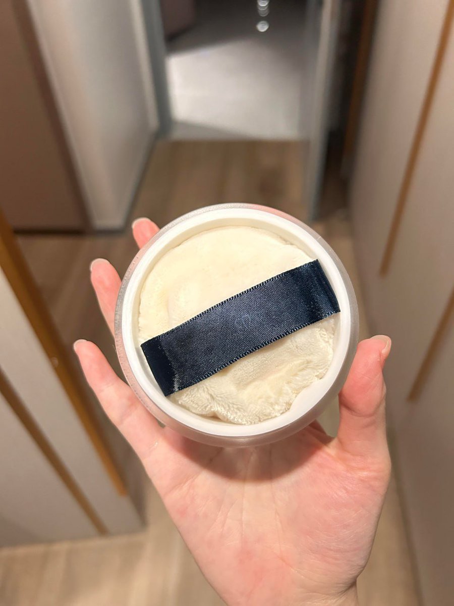 MiaBailey31's tweet photo. Finally, it's time to take good care of my skin! Chanel loose powder is truly my favorite; it instantly creates a smooth, matte finish, and I absolutely can't do without it every day when I'm doing my makeup https://t.co/DNNyNykiGI
