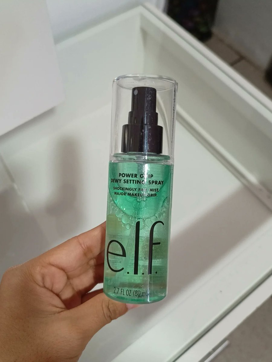 StephaneMcvdq's tweet photo. Un spray de fijación del maquillaje bifásico con una bruma increíblemente fina que fija el maquillaje para una mayor duración manteniendo un acabado hidratado y sedoso ✨💗 https://t.co/8WHu3NegY1