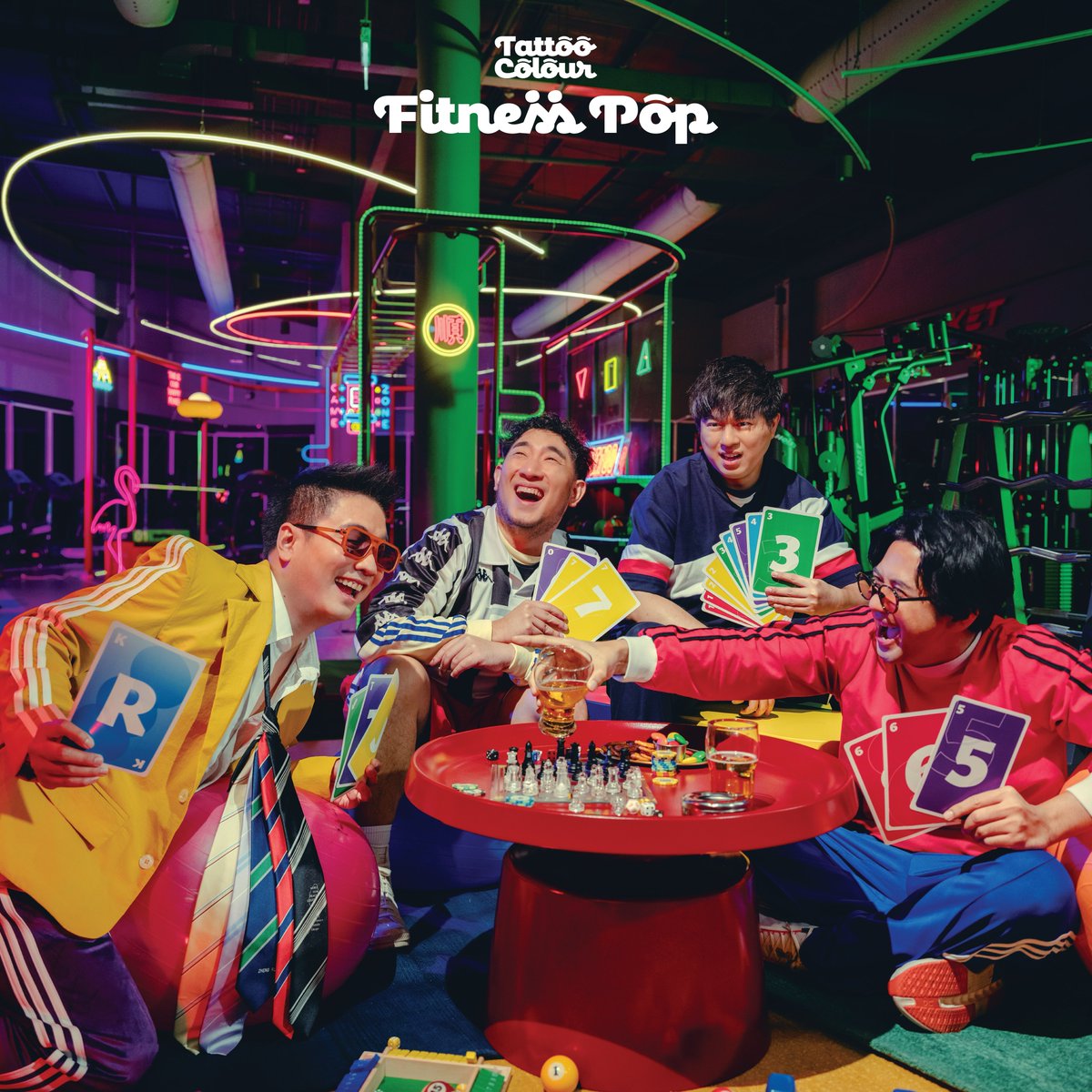 ruzzyfanclub's tweet photo. รูปปกอัลบั้มใหม่ทำให้นึกถึงอัลบั้มแรกเลยอะ เปลี่ยนจากหนุ่มสุขุมเล่นเจงก้า มาเป็นลุงเล่นอูโน่และติดเหล้า https://t.co/1ijBSCPcJ5