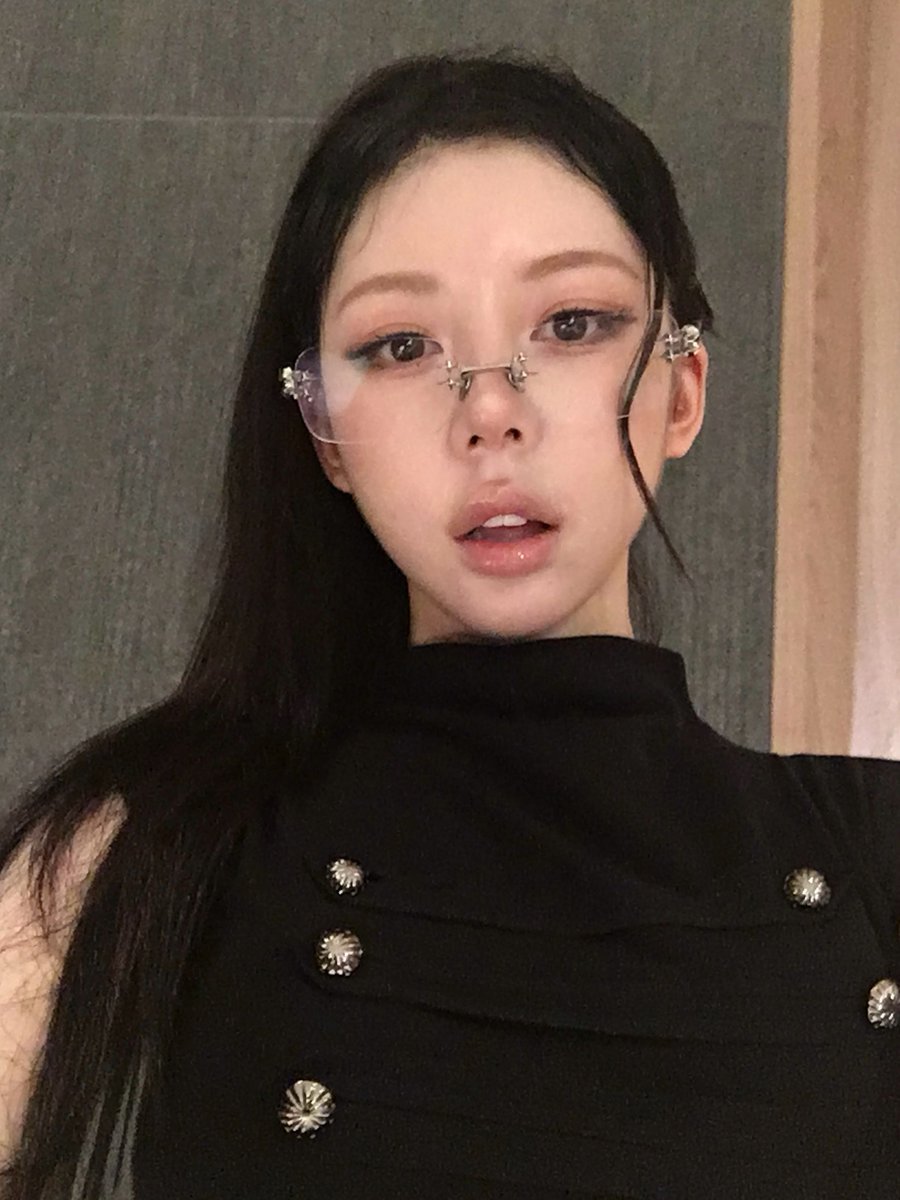gapyeonghaus's tweet photo. [260913]
#tripleS Hyerin COSMO Talk update 🐱

#HyeRin #혜린 #정혜린 #ヘリン https://t.co/1pE7Qwev1g