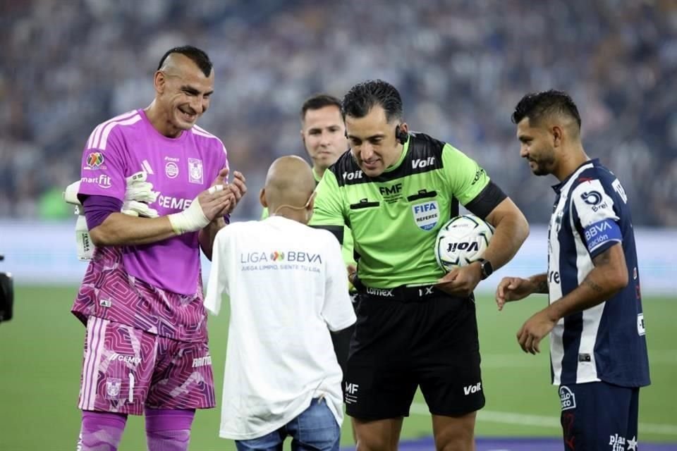 Sagastegui53's tweet photo. Quizá haya sido su último clásico en ese estadio. Al menos así se sintió desde el calentamiento y luego tomando la cinta de capitán. Otro cero para su récord, lástima que no se pudo ganar. No se podrá hablar de la historia de esta rivalidad sin mencionarlo. https://t.co/G1GvKwReKw