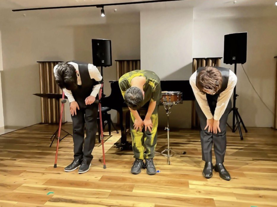 drumojisan0123's tweet photo. SNSサボり癖が出てしまい、大変今更ですが、「謎の音楽 ～シアターピースの世界～」に出演させていただきました！

師匠・新野将之さん、相愛の大先輩で大フィルの吉田周平さんと「テーブルの音楽」で共演。

僕の夢が一つ叶った日でした！
色々諦めなくて良かった。

ありがとうございました！ https://t.co/JLaCJIazim