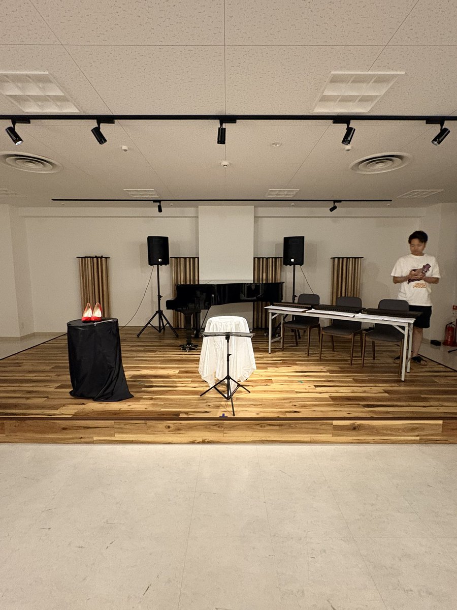 drumojisan0123's tweet photo. SNSサボり癖が出てしまい、大変今更ですが、「謎の音楽 ～シアターピースの世界～」に出演させていただきました！

師匠・新野将之さん、相愛の大先輩で大フィルの吉田周平さんと「テーブルの音楽」で共演。

僕の夢が一つ叶った日でした！
色々諦めなくて良かった。

ありがとうございました！ https://t.co/JLaCJIazim