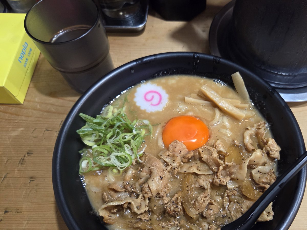 SkoutDancing's tweet photo. サッカー観戦後に肉そばおとどさんへ
はるま無き今徳島ラーメンぽさを求めて！
若干天一っぽさあるなぁと思ったら鶏ガラも入ってるみたい。ライス無料で肉・スープかけるとめっちゃ美味しかった！純徳島ラーメンではないけど美味しかったので再訪したい！
#刃牙さんラーメン部 https://t.co/hwO68TtQkh