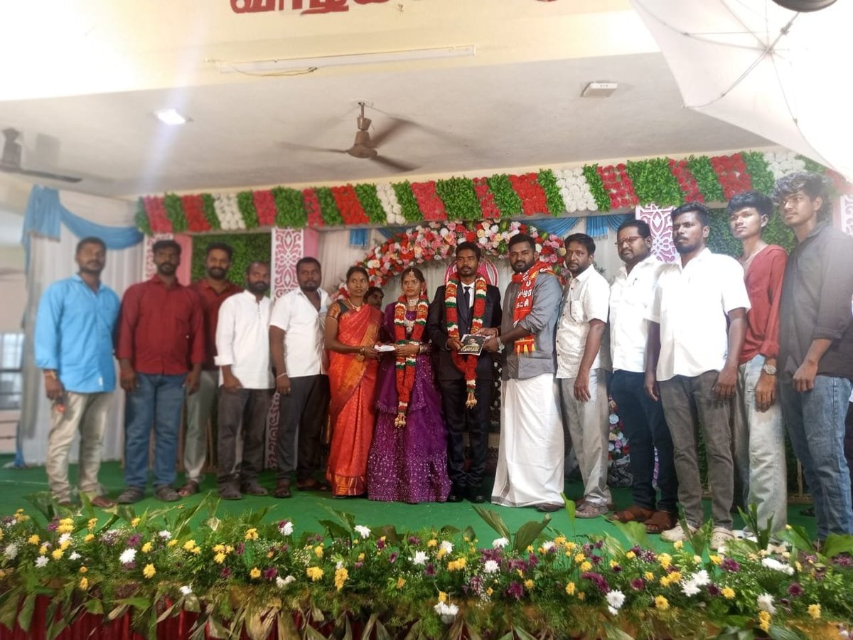 vallalanoffl's tweet photo. 🌺 திருமண விழாவில் பங்கெடுத்து வாழ்த்தினோம்! 🌺

வடக்கநந்தல் நகரப் பொறுப்பாளர் அன்புத்தம்பி திரு. பரசுராமன் – திருமதி. அனுஷா அவர்களின் திருமண விழாவில் இன்று நேரில் கலந்து கொண்டு, மணமக்களை அன்புடன் வாழ்த்தினோம்.

இந்நிகழ்வில் மணமக்களுக்கு நாம் தமிழர் கட்சியின் தலைமை ஒருங்கிணைப்பாளர் அண்ணன் சீமான் அவர்களின் வாழ்க்கை மற்றும் அரசியல் பயணத்தைப் பதிவு செய்த “சீமான் எனும் ஆளுமை” நூலை அன்பளிப்பாக வழங்கி, அவர்களின் இல்லற வாழ்வு சிறப்புடனும் மகிழ்ச்சியுடனும் அமைய வாழ்த்துகளைத் தெரிவித்தோம். 💐📖

மணமக்கள் பல்லாண்டு வாழ்க!
இல்லறம் இனிதே மலர்க! ❤️🌿

வாழ்த்துக்களுடன்,

க. ரமேஷ் (எ) பெருவழுதி வல்லாளன் B.E.,M.B.A., (M.S).,

2026 சங்கராபுரம் சட்டமன்றத் தொகுதி வேட்பாளர்
மாநில ஒருங்கிணைப்பாளர் | மாநில நிர்வாகக்குழு உறுப்பினர்
நாம் தமிழர் கட்சி