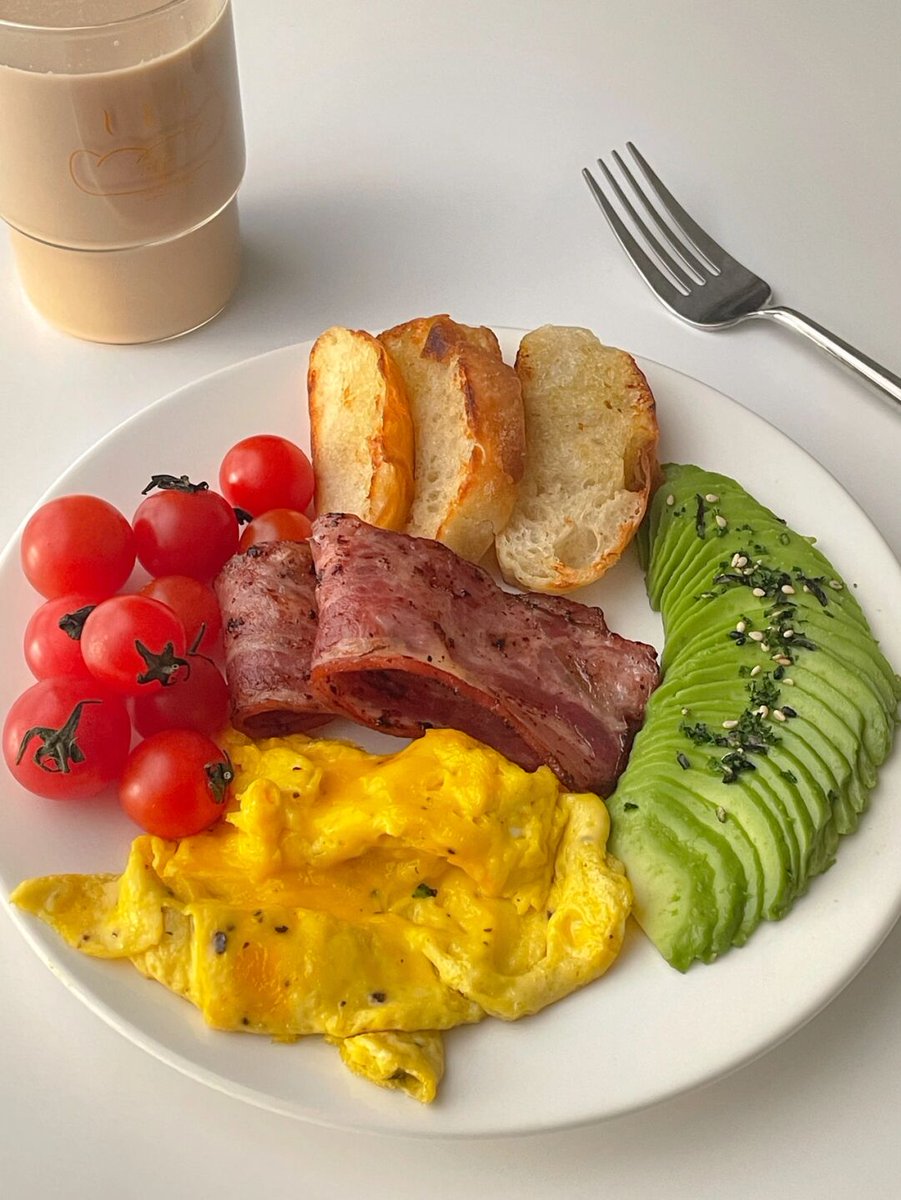 kittt012379's tweet photo. Try this 5-minute high-protein avocado egg toast for your quick fat-loss meal! Creamy avocado + fluffy eggs on whole-grain bread = delicious and satisfying. https://t.co/b8pkV7OoOA