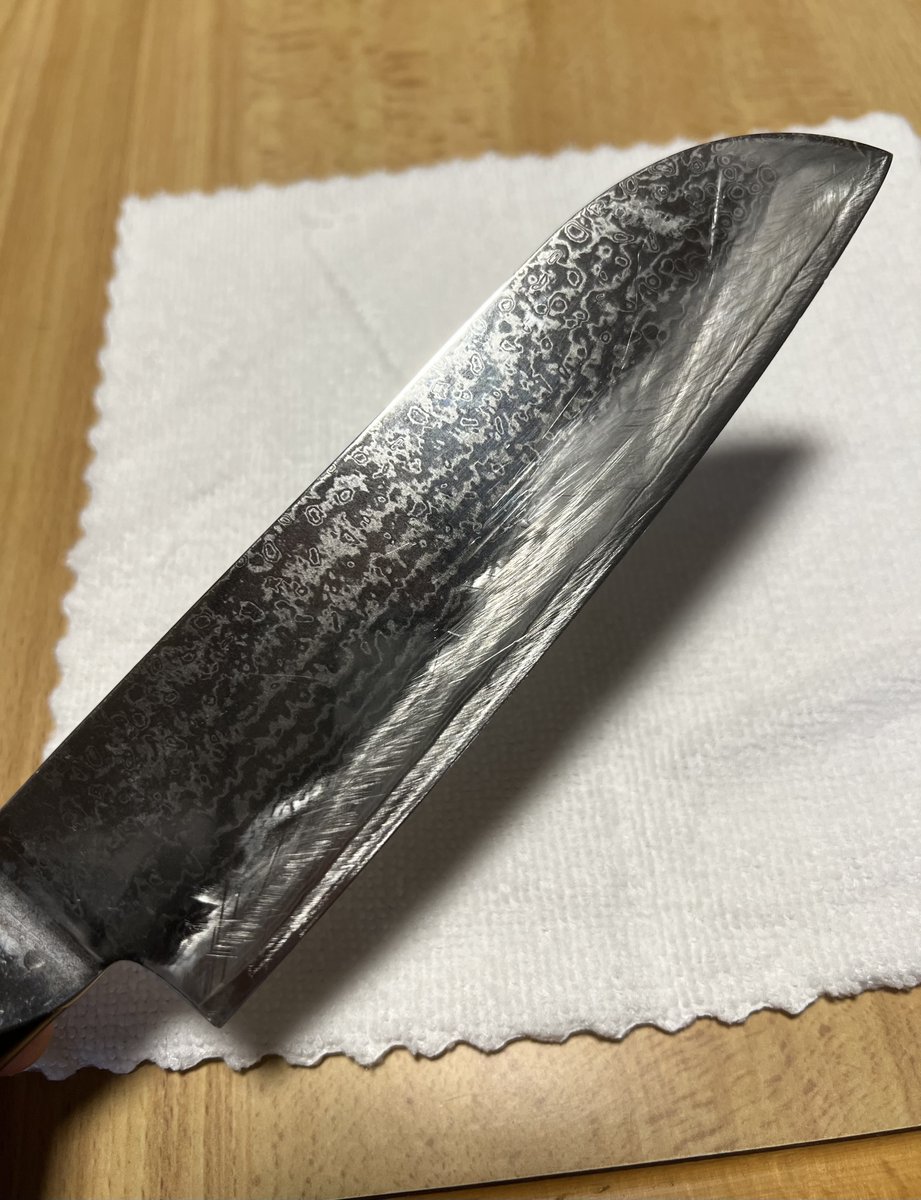 mysalt_orenos's tweet photo. カミサン愛用のダマスクス鋼包丁。

義父が「切れ味悪いから研いでもらったぞ」と勝手に持ち出し、知り合いの家に行き電動工具でやったらしい

「どうだ切れるようになっただろう？」とマジ糞ジジイ案件

カミサン激オコ https://t.co/lRaM9pydNi
