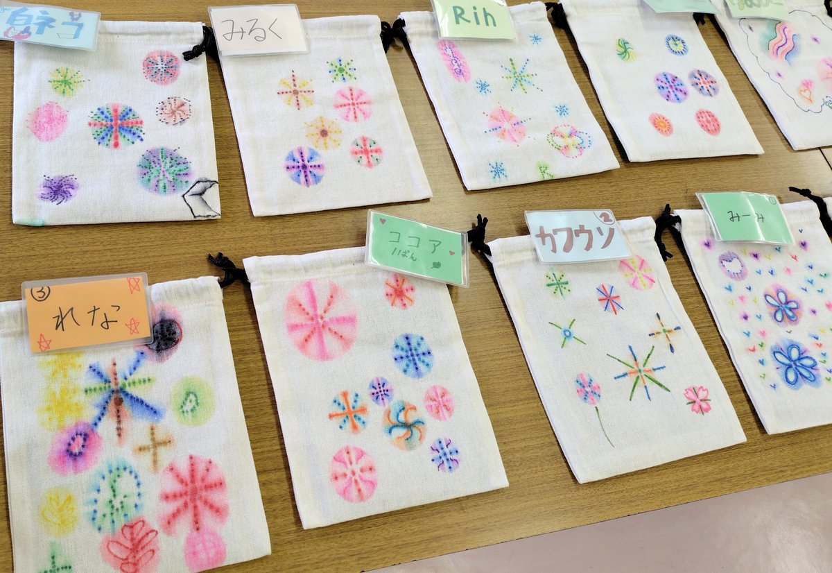 yamaguchi_yuka_'s tweet photo. 【ジュニアリーダー 製作講習会】

みんなで花火巾着を作りました。
点がにじんでいい感じに仕上がり満足顔。
明日から使うそうです。

次はスポーツ講習会です。
柏原小学校の体育館で思いっきり体を動かします！
興味ある方はまず問い合わせてください。
柏原市 社会教育課まで

#柏原市 #ジュニアリーダー #社会教育