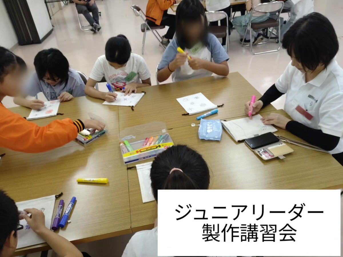 yamaguchi_yuka_'s tweet photo. 【ジュニアリーダー 製作講習会】

みんなで花火巾着を作りました。
点がにじんでいい感じに仕上がり満足顔。
明日から使うそうです。

次はスポーツ講習会です。
柏原小学校の体育館で思いっきり体を動かします！
興味ある方はまず問い合わせてください。
柏原市 社会教育課まで

#柏原市 #ジュニアリーダー #社会教育