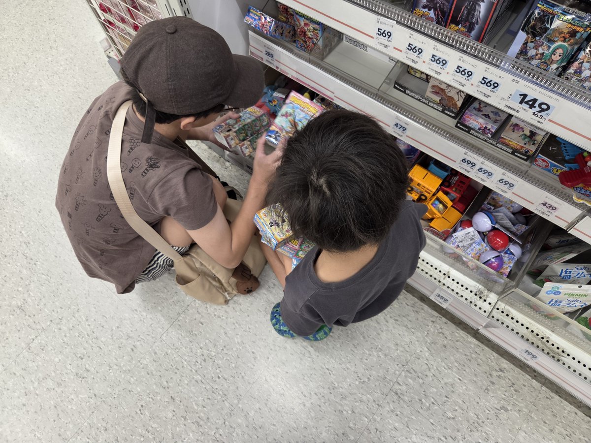 kontena_4649's tweet photo. こうやって
子供がワクワクしながら選んで買うのが
当たり前の風景なのよ。
大人がガッて群がって奪っていく事が間違いなのよ。

理解出来るか？
ダセェ大人達よ。 https://t.co/gSEzqj01Jl