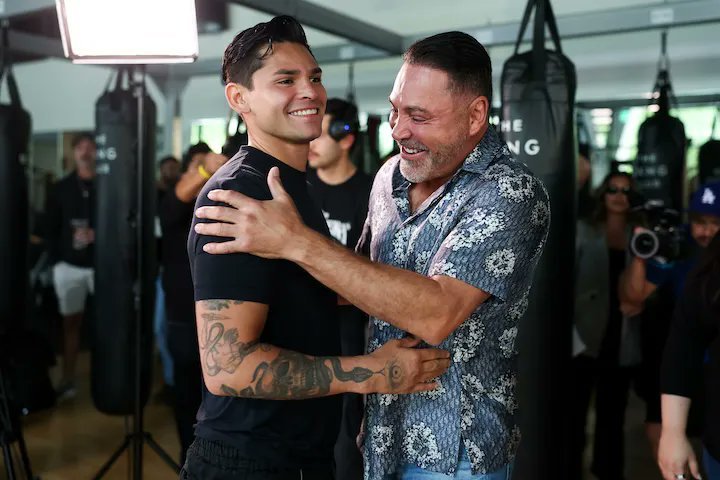 EverythingBoxi2's tweet photo. 👀 Dana White on Oscar De La Hoya not showing up: "Let me explain something to you: I do not like De La Hoya and De La Hoya does not like me. I would never disrespect him [by] if he shows up here and we treat him like shit. I would call him on the phone and say, 'Hey, don't f**ing show up to this event because we're not going to treat you well.' That was not the case. Why he didn't show up, I don't know."