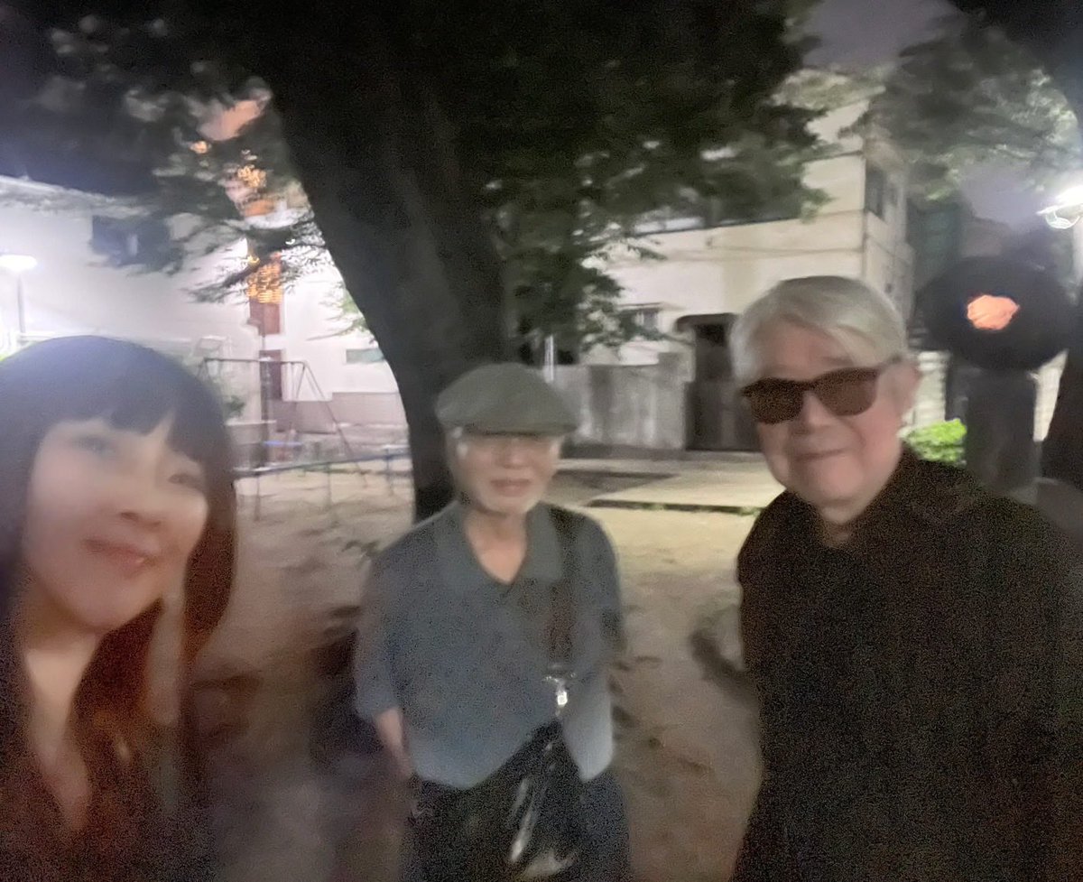 takashi_mtmt's tweet photo. 9月半ば、もう細野さんはnyに着いた頃。行く前の晩、電話があったから、必ず帰って来てねとなりふりかまわず告げた。来年、頼み事があるからと。

7/24 2人の誕生月、安珠と細野さんと白金の洋食屋、edoyaへ。ハンバーグとカニクリームコロッケなど定番のものを。で、細野さんはいたく、ぼくの「風街さんぽ」が気に入ったらしく、最後の清里のポイントをどうやって探したのかと、興味しんしん。���本の分水嶺という単語が刺さったらしい。
美味しいご飯に話が弾んで、近所の狭い公園に安珠が行こうと。偶然、ぼくも細野さんもよく知ってる場所で、また神様に誘われたかなって思った。
場所の名も「雷神山」。人知れずの
パワースポットだ。安珠の撮ってくれた写真を見て、なんか2人、高校生に戻ったみたいだねって