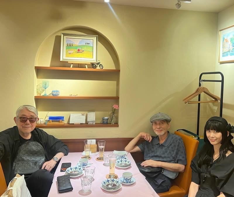 takashi_mtmt's tweet photo. 9月半ば、もう細野さんはnyに着いた頃。行く前の晩、電話があったから、必ず帰って来てねとなりふりかまわず告げた。来年、頼み事があるからと。

7/24 2人の誕生月、安珠と細野さんと白金の洋食屋、edoyaへ。ハンバーグとカニクリームコロッケなど定番のものを。で、細野さんはいたく、ぼくの「風街さんぽ」が気に入ったらしく、最後の清里のポイントをどうやって探したのかと、興味しんしん。���本の分水嶺という単語が刺さったらしい。
美味しいご飯に話が弾んで、近所の狭い公園に安珠が行こうと。偶然、ぼくも細野さんもよく知ってる場所で、また神様に誘われたかなって思った。
場所の名も「雷神山」。人知れずの
パワースポットだ。安珠の撮ってくれた写真を見て、なんか2人、高校生に戻ったみたいだねって