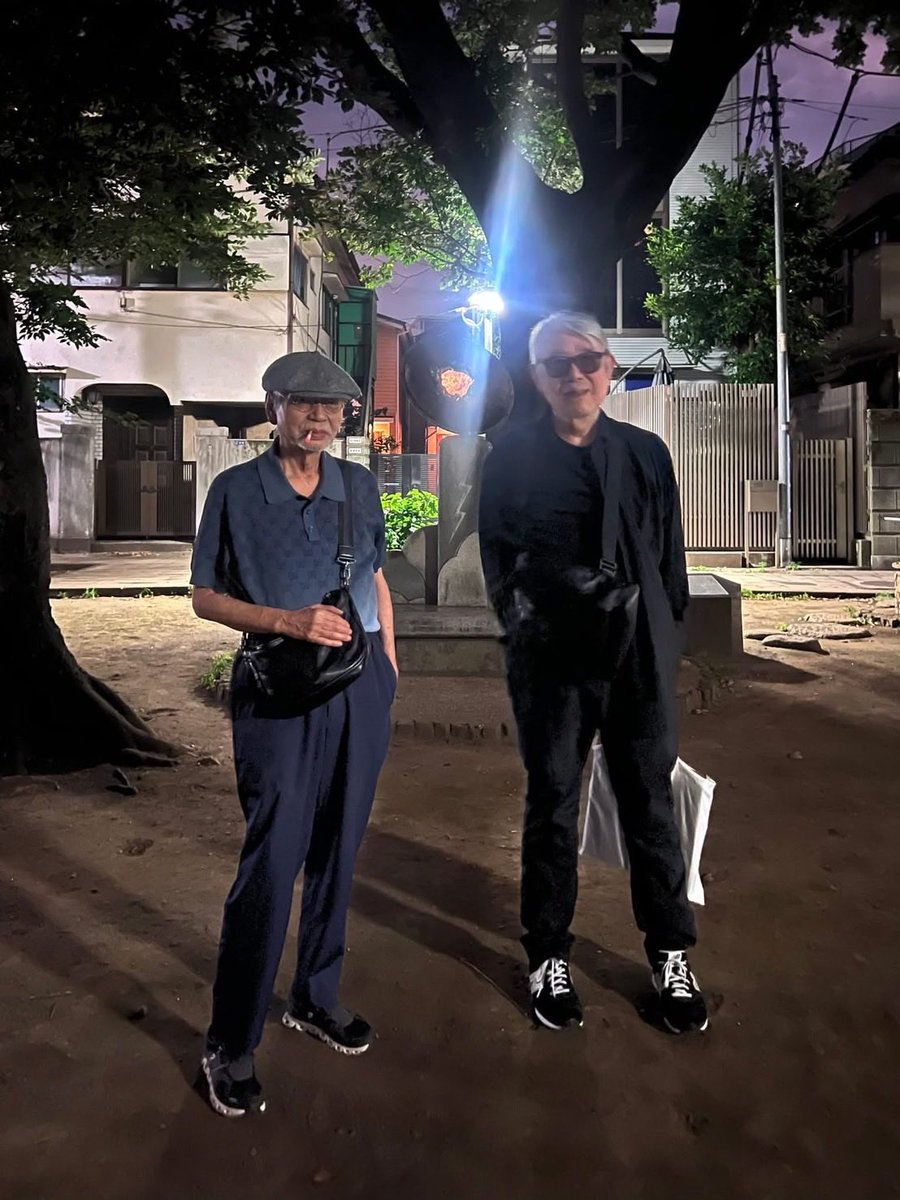takashi_mtmt's tweet photo. 9月半ば、もう細野さんはnyに着いた頃。行く前の晩、電話があったから、必ず帰って来てねとなりふりかまわず告げた。来年、頼み事があるからと。

7/24 2人の誕生月、安珠と細野さんと白金の洋食屋、edoyaへ。ハンバーグとカニクリームコロッケなど定番のものを。で、細野さんはいたく、ぼくの「風街さんぽ」が気に入ったらしく、最後の清里のポイントをどうやって探したのかと、興味しんしん。���本の分水嶺という単語が刺さったらしい。
美味しいご飯に話が弾んで、近所の狭い公園に安珠が行こうと。偶然、ぼくも細野さんもよく知ってる場所で、また神様に誘われたかなって思った。
場所の名も「雷神山」。人知れずの
パワースポットだ。安珠の撮ってくれた写真を見て、なんか2人、高校生に戻ったみたいだねって