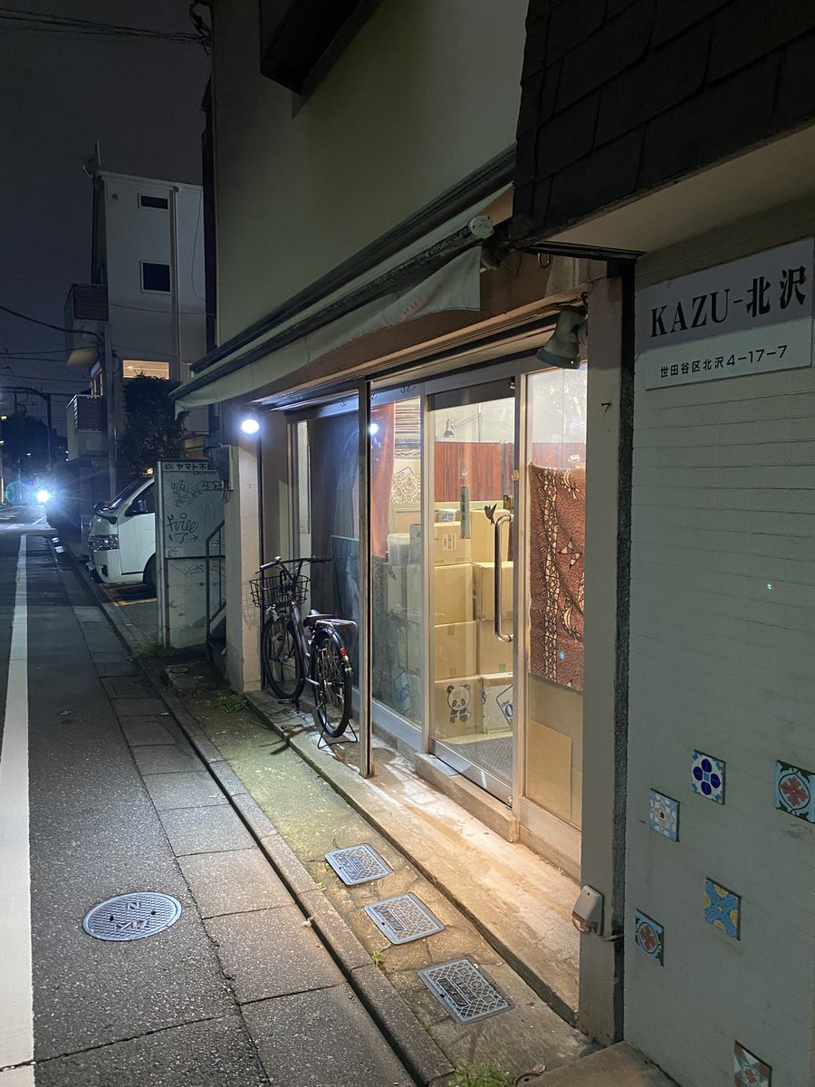 dj610's tweet photo. 店主の話によればシティポップブームの後、異国の方が求めるのは80年代、90年代のアイドル歌謡だとか。流出が止まらないらしい。先日フランス人がこの店で40万円くらい買い込んで帰ったらしい。レコードも買うなら今のうち。 https://t.co/NwrH2mvGOo