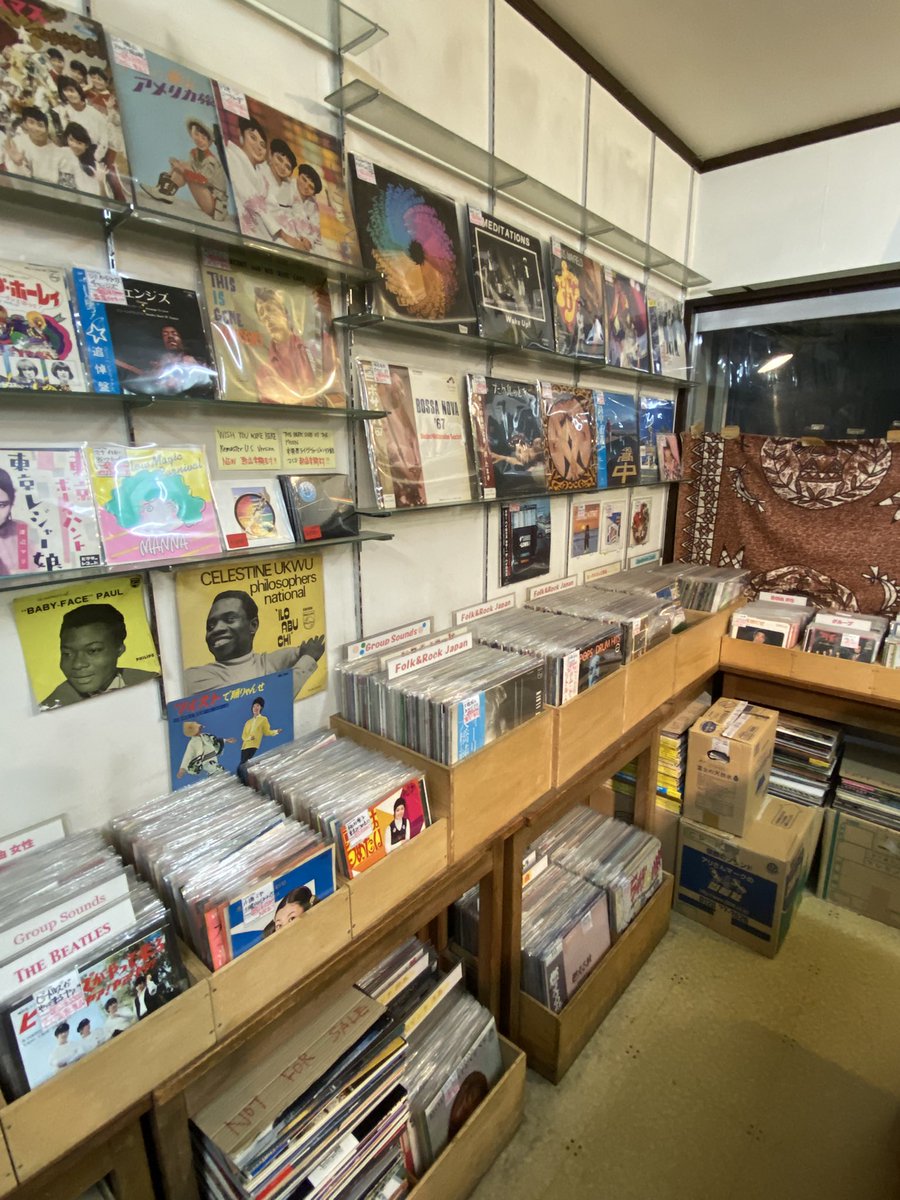 dj610's tweet photo. 店主の話によればシティポップブームの後、異国の方が求めるのは80年代、90年代のアイドル歌謡だとか。流出が止まらないらしい。先日フランス人がこの店で40万円くらい買い込んで帰ったらしい。レコードも買うなら今のうち。 https://t.co/NwrH2mvGOo