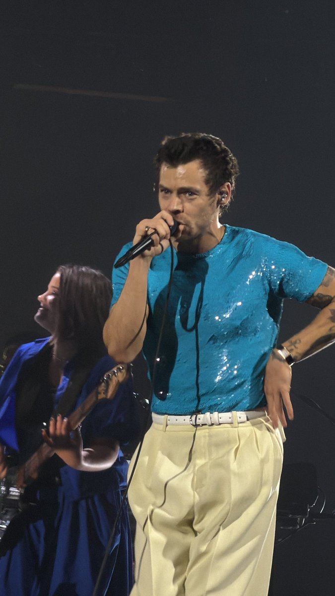 HSNewsItalia's tweet photo. Outfit di Harry per il concerto di questa notte 🩵 #MSGN9 

© discorryy https://t.co/s6fOfuQLEf