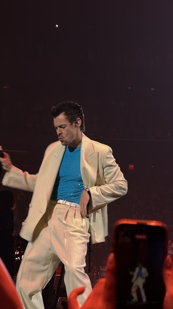 HSNewsItalia's tweet photo. Outfit di Harry per il concerto di questa notte 🩵 #MSGN9 

© discorryy https://t.co/s6fOfuQLEf