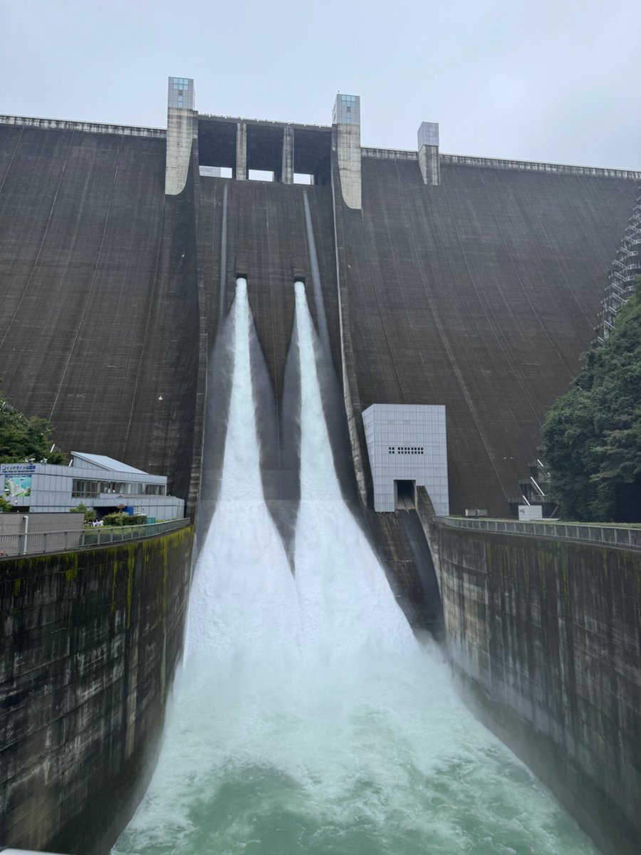 712saika's tweet photo. 宮ヶ瀬ダムの放流
水流ヤバすぎて風吹いてるの面白い https://t.co/Ogah57Kg1v