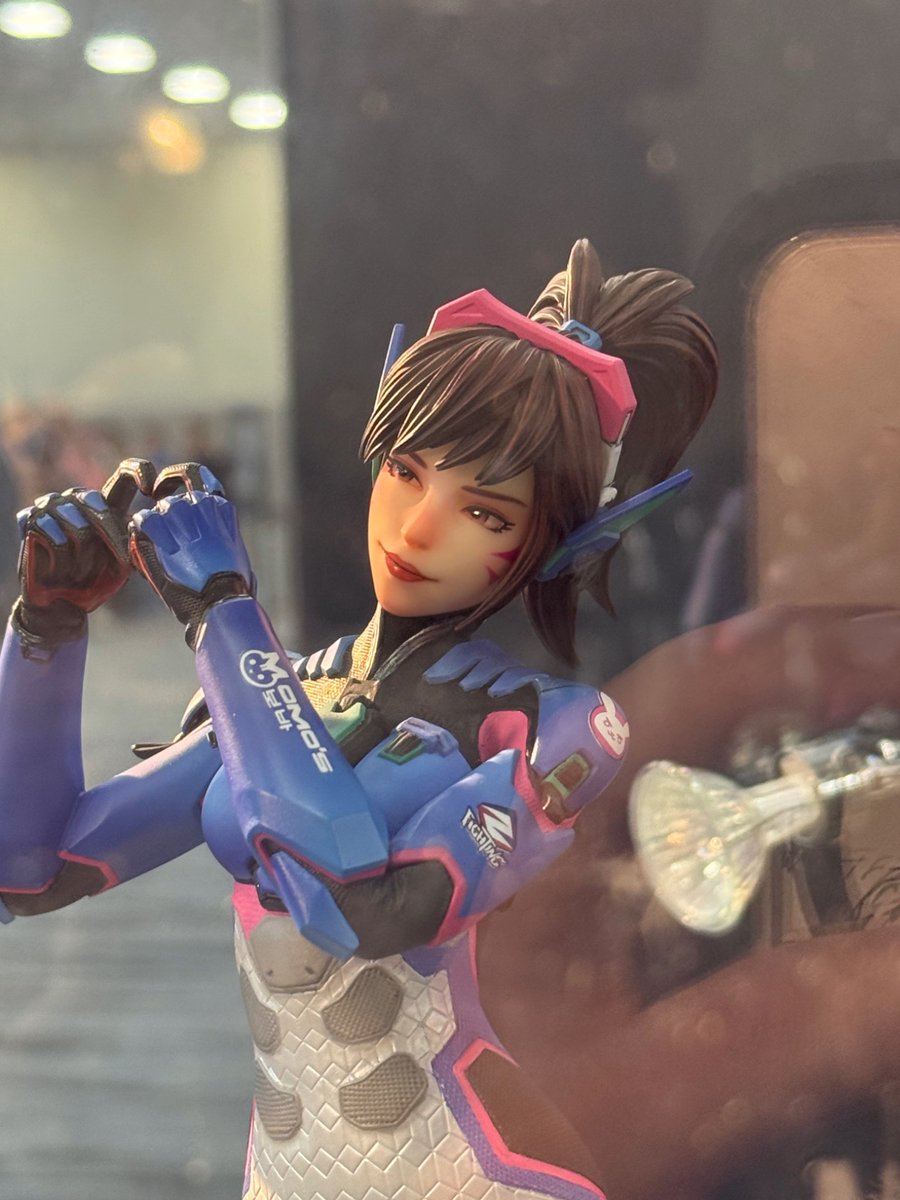 JeffMcdickhead's tweet photo. @pampurins @hexcollectible @PlayOverwatch @Blizzard_Ent i took these earlier today! (ignore finger reflection) https://t.co/HMDD1ytNXc
