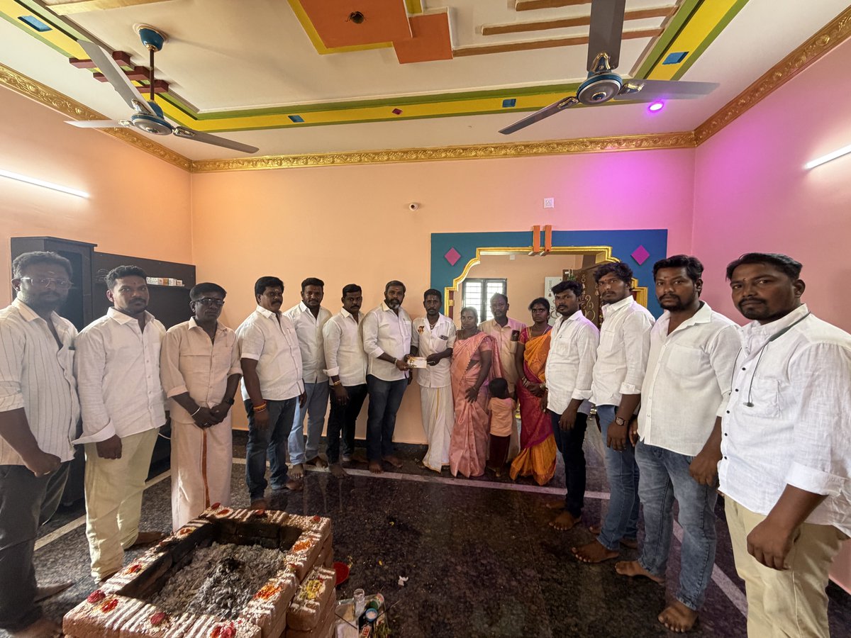 VenkatesanTVK's tweet photo. சேலம் கிழக்கு மாவட்டம் ஆத்தூர் தெற்கு  ஒன்றிய   நிர்வாகி அருள்குமார் அவர்களின்  புதுமனை புகுவிழாவில் கழக நிர்வாகிகள் மற்றும் தோழர்களோடு கலந்து கொண்டு, விழாவினை சிறப்பித்தோம்.

#TVKVijay‌ 
#tvk
#attur 
#salem
#தமிழகவெற்றிக்கழகம்‌ https://t.co/mrRiNaDLHU