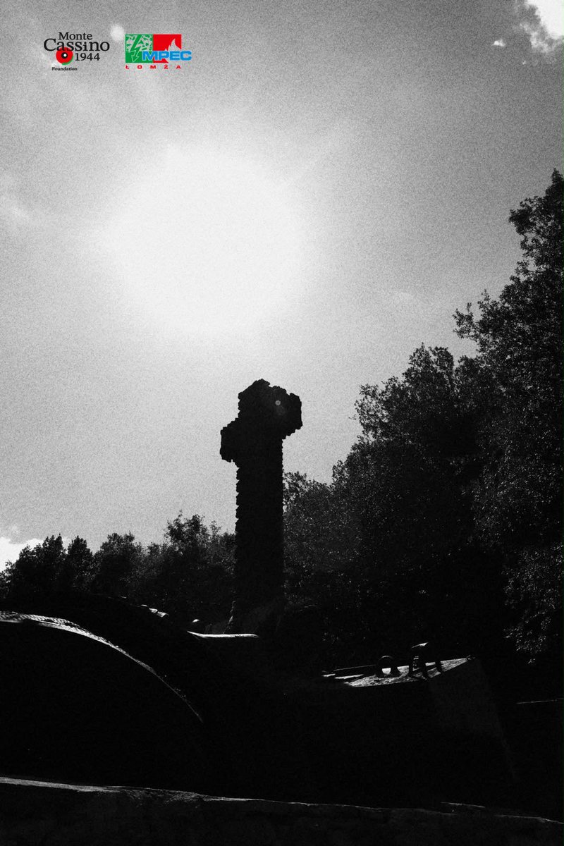TomaszLysiak's tweet photo. Dobrej Niedzieli! Buona Domenica! 

(Mt 18, 21-22)
Piotr podszedł do Jezusa i zapytał: "Panie, ile razy mam przebaczyć, jeśli mój brat zawini względem mnie? Czy aż siedem razy?" Jezus mu odrzekł: "Nie mówię ci, że aż siedem razy, lecz aż siedemdziesiąt siedem razy.

Foto - krzyż z gąsienicy czołgowej na Shermanie por. Białeckiego „Sułtan”. Monte Cassino