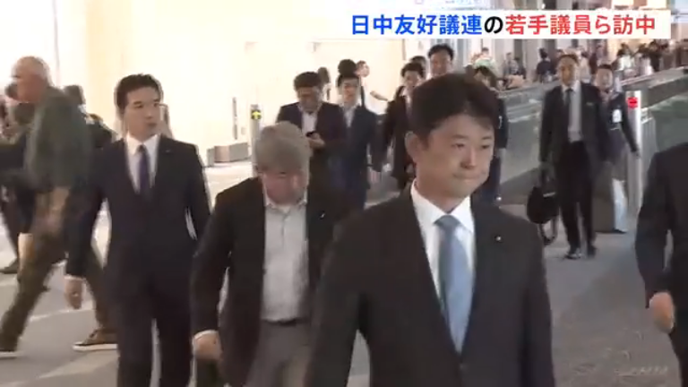 hoshusokuhou's tweet photo. 【闇鍋感】日中友好議連の若手議員8人が中国へ出発
↓
■訪中団のメンバーの8人は？
自民：高村正大（団長）、西田昭二、国定勇人
中道：中野洋昌、神谷裕
維新：住吉寛紀
国民：浅野哲
共産：山添拓

アベンジャーズで草ｗｗｗｗｗｗ
自民から共産、維新までおるやんけｗｗ
北京行きの飛行機内の様子がヤバそうｗｗｗｗｗｗ