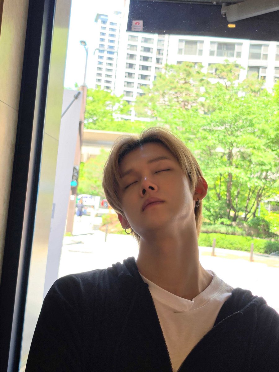 TXT_members's tweet photo. 우리 힐링이의 생일을 축하합니다🎉😊
항상 옆에서 형 보면서 보고 배우는 게 참 많아요
제 옆에 형이 있다는 게 엄청 큰 행운이라고 생각해요
항상 너무 고맙고, 사랑합니다💕
힐링이 오늘 행복한 하루 보내요!!!
생일 축하해요♥️
#BEOMGYU #YEONJUN https://t.co/u0rnTbgljh