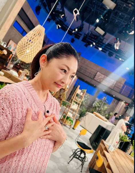 hongkongland_jp's tweet photo. #常盤貴子、#張國榮（#レスリー・チャン）の生誕70周年に追悼のメッセージ　「みんなあなたを愛している」
【香港】9月12日、永遠のスター・張國榮（レスリー・チャン）の70回目の誕生日に際し、かつて映画『もういちど逢いたくて (原題: 星月童話)』で共演した日本を代表する女優、常盤貴子（54）が自身のInstagramを通じて追悼の意を表明した。

常盤は、自宅に飾られたレスリーとのモノクロのツーショット写真を公開。「My dearest Leslie、みんなあなたを愛している。哥哥（レスリー）、お誕生日おめでとう」と、英語と中国語でメッセージを綴った。写真には、映画のポスターを背景に、レスリーの背中に寄り添う二人の笑顔が収められており、当時の深い親交が偲ばれる。

1999年に公開された『もういちど逢いたくて』での共演以来、二人は公私ともに厚い信頼関係を築いてきた。常盤はレスリーの没後もその友情を大切にしており、数年前には香港を訪れた際にレスリーの墓前を参拝するなど、変わらぬ誠実さを見せている。この投稿は多くのファンを感動させ、SNS上ではレスリーを懐かしむ声が溢れた。

出典：am730 (https://t.co/xfthFqa198)