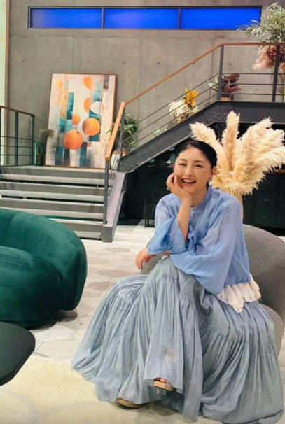 hongkongland_jp's tweet photo. #常盤貴子、#張國榮（#レスリー・チャン）の生誕70周年に追悼のメッセージ　「みんなあなたを愛している」
【香港】9月12日、永遠のスター・張國榮（レスリー・チャン）の70回目の誕生日に際し、かつて映画『もういちど逢いたくて (原題: 星月童話)』で共演した日本を代表する女優、常盤貴子（54）が自身のInstagramを通じて追悼の意を表明した。

常盤は、自宅に飾られたレスリーとのモノクロのツーショット写真を公開。「My dearest Leslie、みんなあなたを愛している。哥哥（レスリー）、お誕生日おめでとう」と、英語と中国語でメッセージを綴った。写真には、映画のポスターを背景に、レスリーの背中に寄り添う二人の笑顔が収められており、当時の深い親交が偲ばれる。

1999年に公開された『もういちど逢いたくて』での共演以来、二人は公私ともに厚い信頼関係を築いてきた。常盤はレスリーの没後もその友情を大切にしており、数年前には香港を訪れた際にレスリーの墓前を参拝するなど、変わらぬ誠実さを見せている。この投稿は多くのファンを感動させ、SNS上ではレスリーを懐かしむ声が溢れた。

出典：am730 (https://t.co/xfthFqa198)