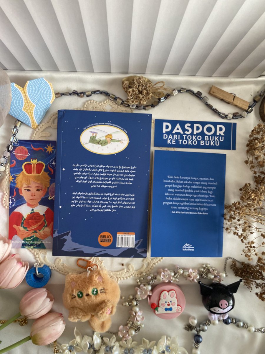 Rhealovesread's tweet photo. 📚 BOOKMAIL 📚

Another the little prince book, arab edition. 🩷🩷🩷

Jujur gak expect kalau warna paspor dari toko buku ke toko buku nya @bukuditeras tuh nyatu banget sama buku little prince bahasa arabku. Tapi minras mau protes kok aku gak dpt bookmark bukuditerasnya 😭😭😭 https://t.co/4wFfU6i9Yp