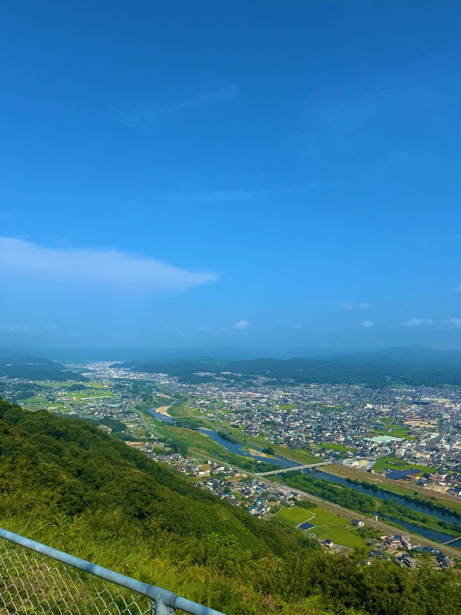 akeson40's tweet photo. 日曜朝山坂練習⛰️⛰️30㌔
スタートからほぼロード急坂道を行く練習でした

なるべく歩かないように🐢歩いたけど
しんどかった😫
暑くて汗びっしょり💦水分1Lじゃ足らんな🥤

ウルトラコースは⤴️⤵️つきものよね

終了後補給食は3玉増無料のざるそば
でかい😆 https://t.co/AzD6HoDNPt