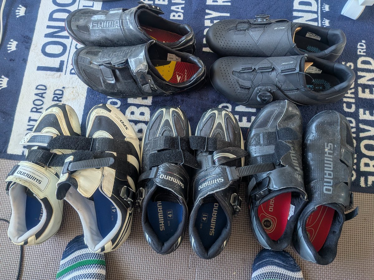 shimoman7749's tweet photo. リハビリでロードバイク…
…足のむくみ、
だいぶ良くなったけど、
まだビンディングシューズは
キツいです、
ソックス無しなら履けるけど、
汗ばむと気持ち悪いんですよね～
スニーカーでフラットペダルかぁ～
…タカハシで薄手靴下探してみるか… https://t.co/1qsv8IRNXz
