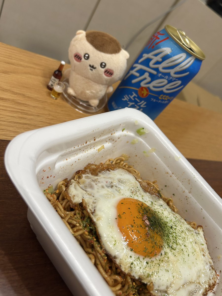 SanPonpoko's tweet photo. 朝からPTA関係のイベントを手伝い、汗だくで帰宅。シャワーを浴びて、カップ焼きそばに七味をバンバンかけ、ゴマ油でふちをカリカリに焼いた目玉焼きを乗せて。ノンアルで、ハァーーーーーッ……しました。これから仕事。 https://t.co/WjRAcmWdoj