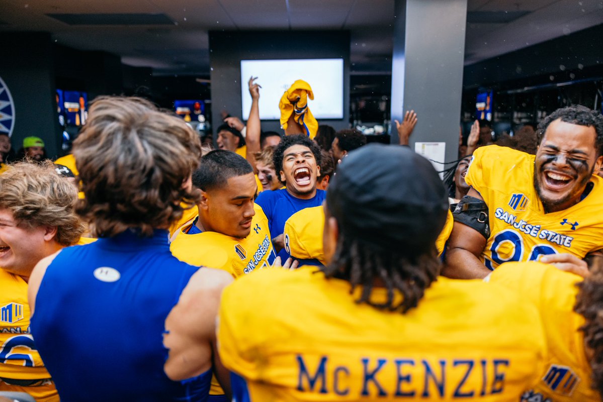 SanJoseStateFB's tweet photo. 🔋🔋🔋

#ThisIsSparta | #AllSpartans https://t.co/I41lu4EPvt