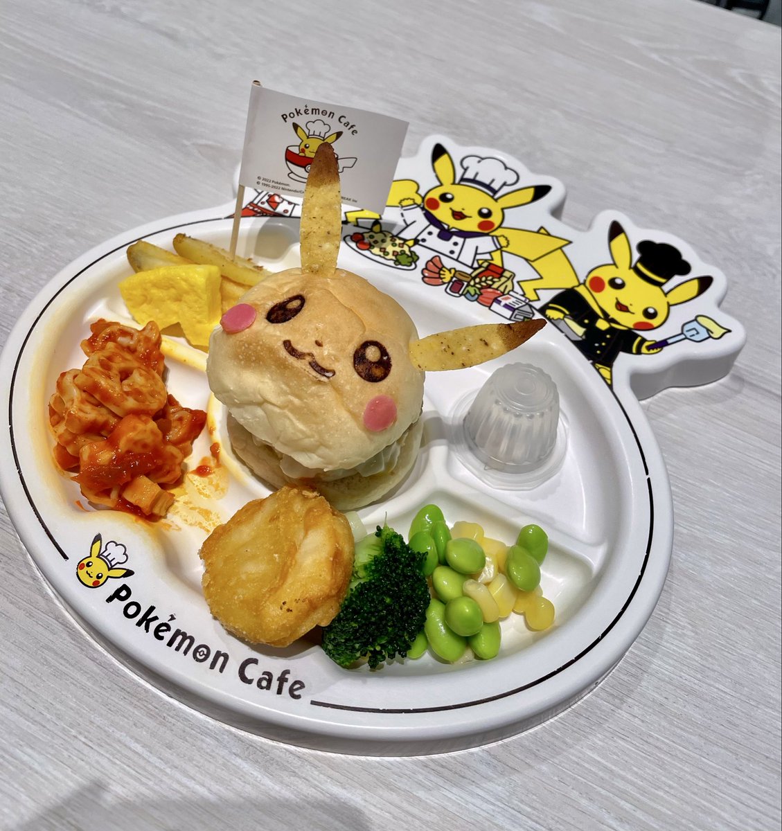 tk0meq's tweet photo. 子供とポケモンカフェ行ってきた〜
席も最高でした🫶
お腹いっぱいでパフェ注文できなかった🥺 https://t.co/3pVCKaC133