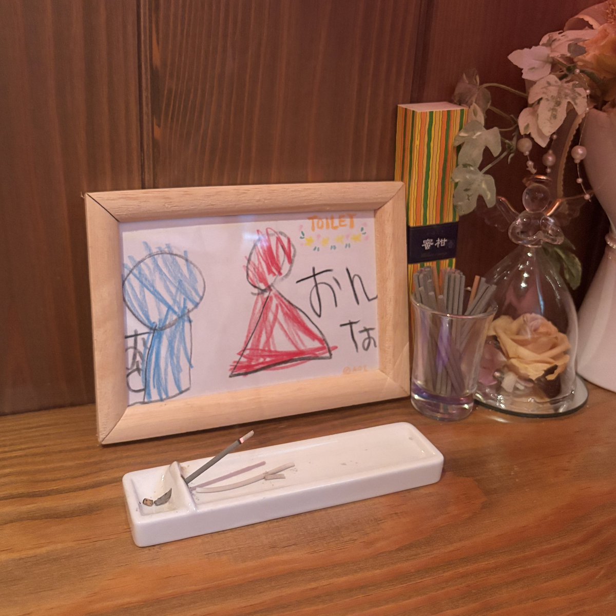 ayakaAMScookie's tweet photo. うちのトイレの一角
娘が小さいときに描いたトイレの絵を飾ってあるんだけど、その前でお香焚くと、ち���っと不穏...と思うなど...☺️ https://t.co/Uukty3TYbl