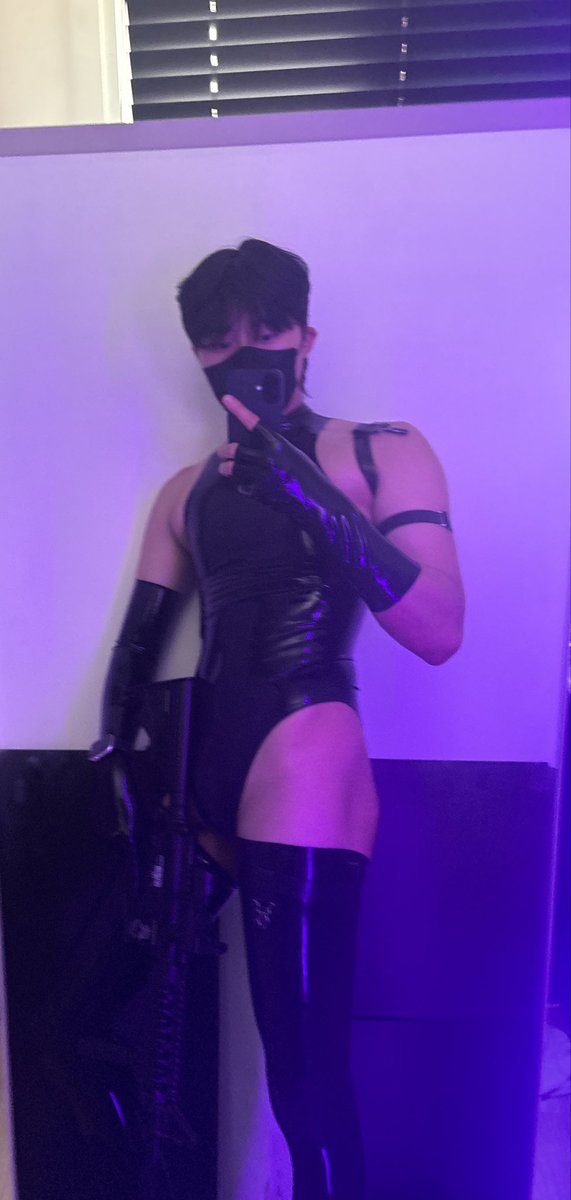 hoonigunx's tweet photo. thigh high always cool #latex https://t.co/yplfMt8Dum