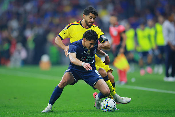 ikecarrera's tweet photo. Una cosa es ceder metros de forma estratégica; otra, entregar completamente la iniciativa.

Cruz Azul pasó de controlar el partido sin la pelota a simplemente sobrevivir sin ella. El bloque bajo no era el problema; el problema fue quedarse sin salida, sin pausa y sin una amenaza que obligara al América a pensar también en defender.