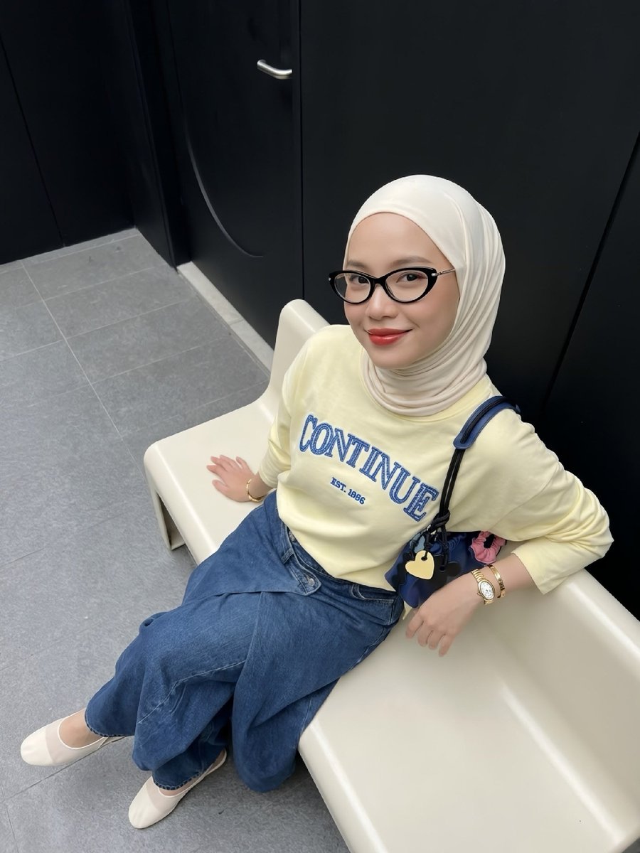 Pipiiw11's tweet photo. Outfit andalan ciwi-ciwi emang ga jauh dari kaos simple yang gampang di-mix &amp; match 🤍
Mana warnanya lucu banget, ga yakin bisa tahan 😌 https://t.co/F0PIg8K6NF