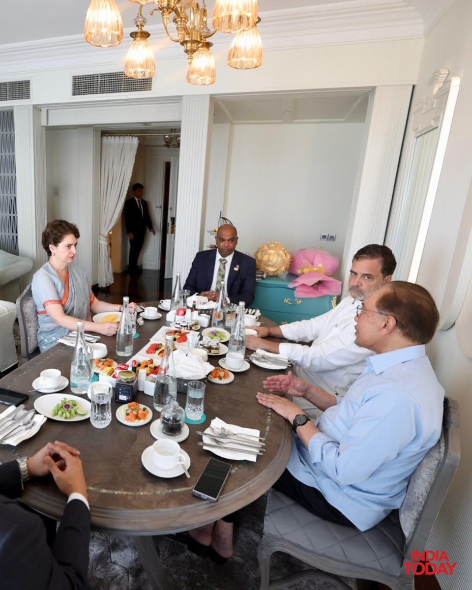 IndiaToday's tweet photo. #InPic | Leader of the Opposition Rahul Gandhi met Malaysian Prime Minister Anwar Ibrahim for a breakfast meeting.
#RahulGandhi #AnwarIbrahim #Malaysia #IndiaMalaysia #IndiaTodaySocial https://t.co/vDj5KNZ58y