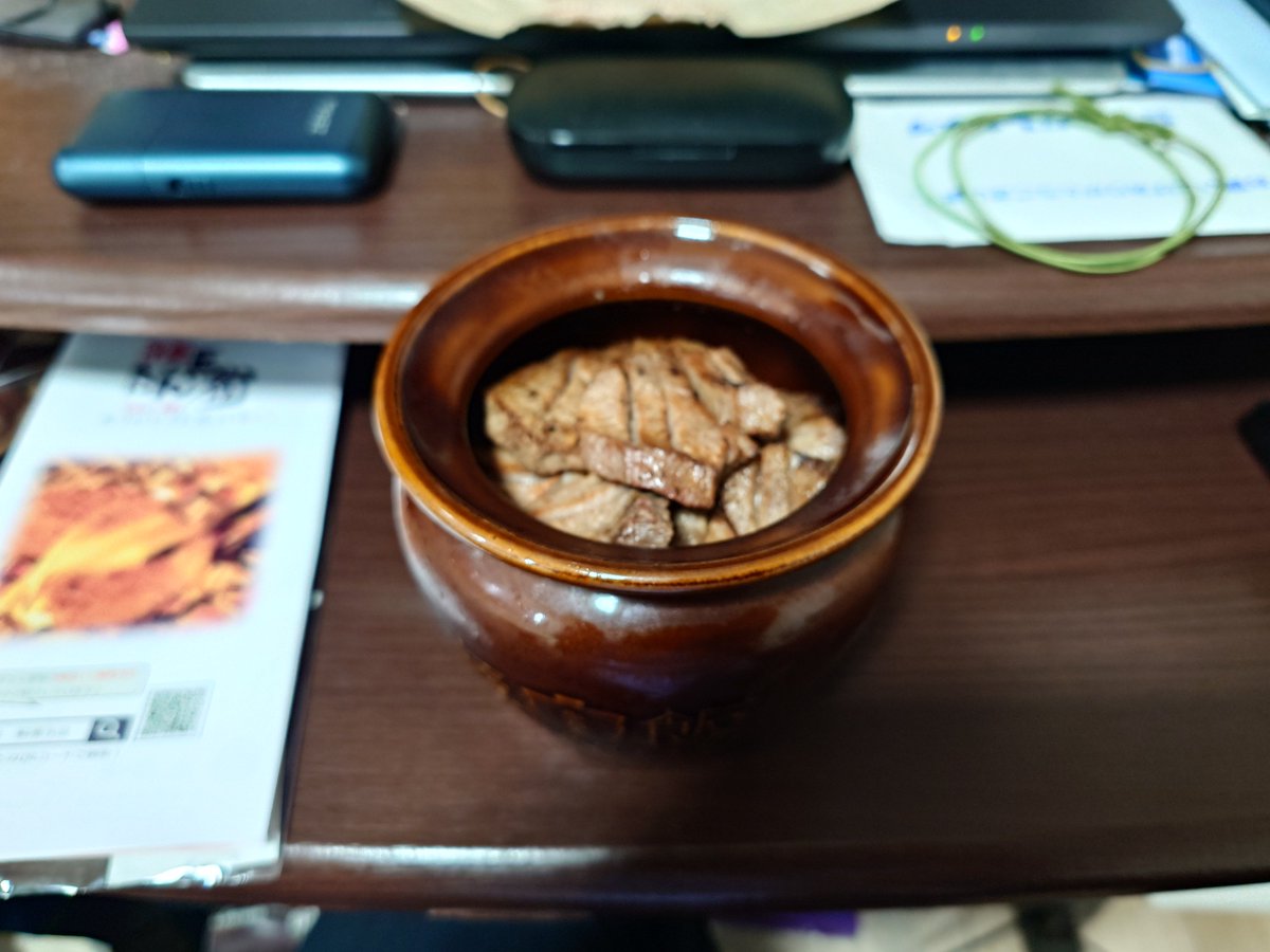 hidewo3216's tweet photo. ノブロック物産展で買った牛タン壺飯、美味くて普通に食い進めてたらご飯が余ったから、牛タンラー油を追加投入して食ったらこれまた美味かった… https://t.co/YUMHBghDhy
