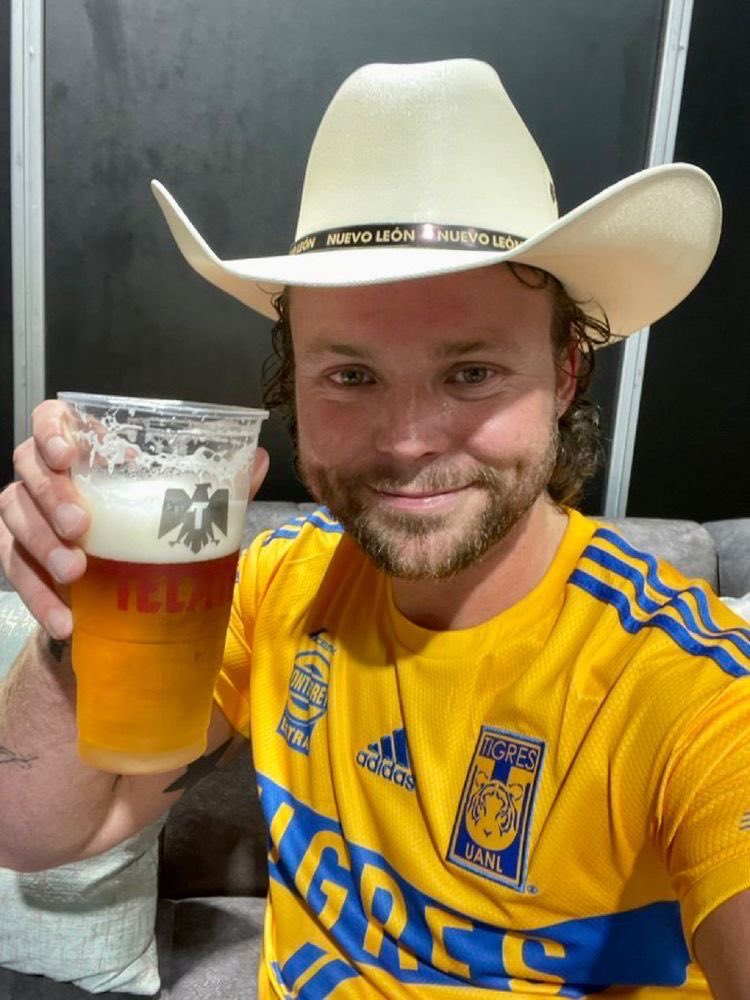 Cons_ma1303's tweet photo. Te recuerdo que esta es a la persona que intentas funar monterrey, checa tus privilegios. Cuidate ashton te amo #5sos #EveryOneIsAStar #easmexico #5sosmonterrey https://t.co/fgNxNtMEoX