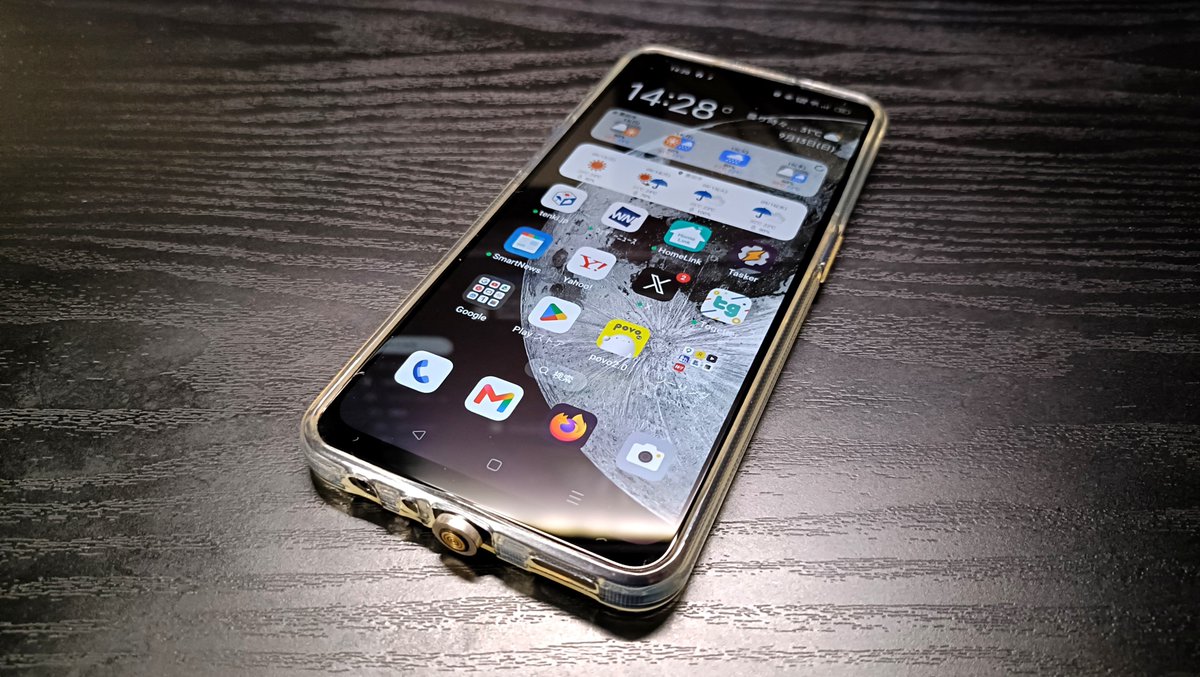 windofkait's tweet photo. サブスマホのバッテリー交換完了！
防水を犠牲にして四隅を塞がないようにしたから冷却も僅かにマシになるか…？
スマホのバッテリー交換は初だったので背面パネルにはそれなりに傷が入ったけど、オフの時しか使わないサブ機なので問題無し！ https://t.co/loPfCbiwXS