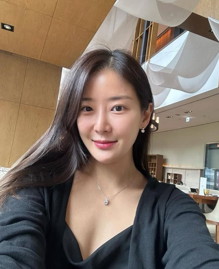 kim0101n4's tweet photo. 저는 36살이에요. 저랑 같이 데이트해 줄 남자친구는 어디에 있을까요? https://t.co/kyFntRuHLp