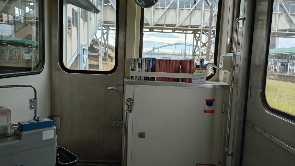 Poketetsu1's tweet photo. 津軽鉄道
趣きある手書きの時刻表。
太宰列車に乗車。車内には太宰治の作品が多数。
#津軽鉄道 #ローカル線 https://t.co/zFvbljQ8oH