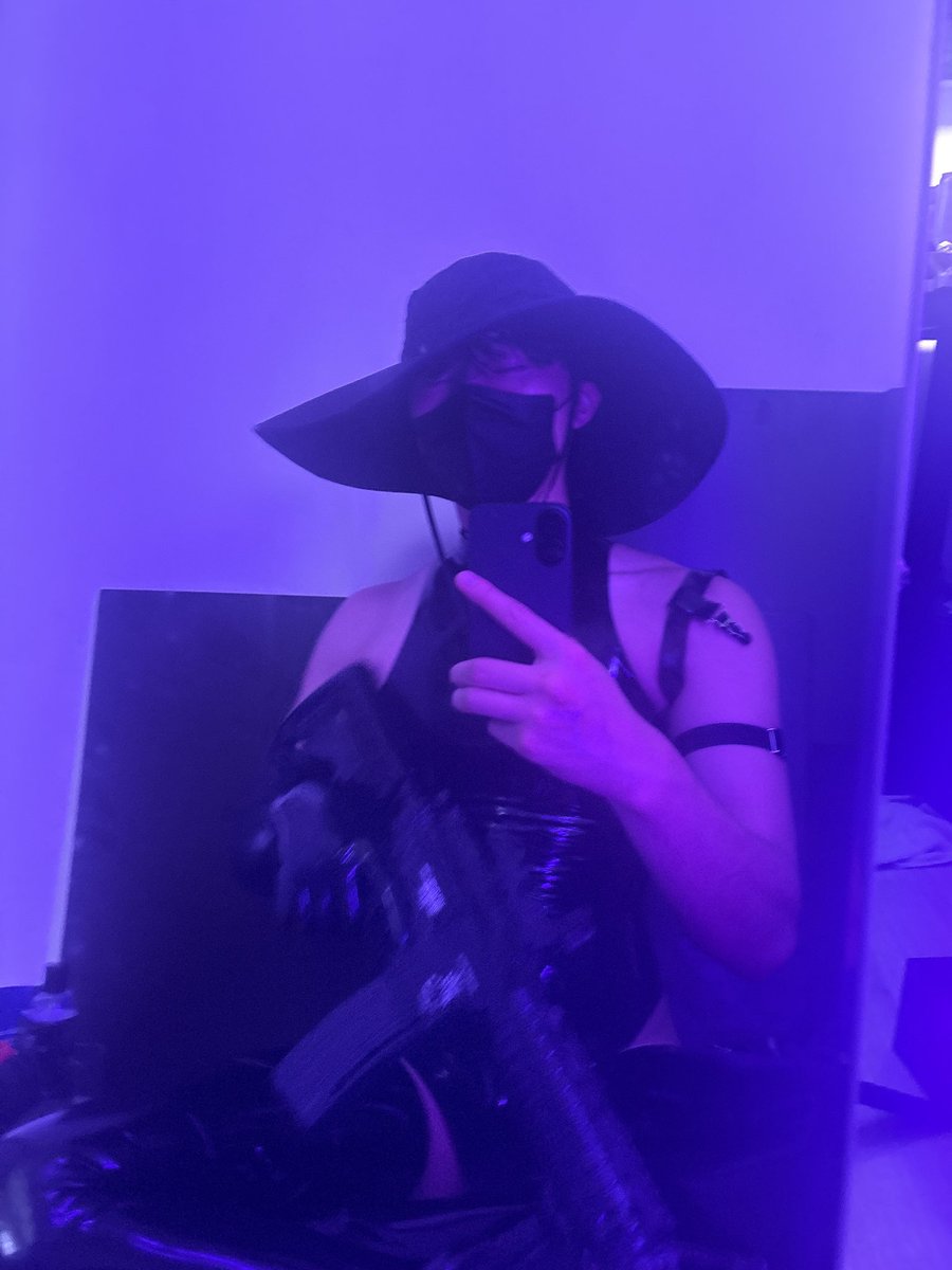 hoonigunx's tweet photo. 🤩 #latex https://t.co/hFKG5JAGpM